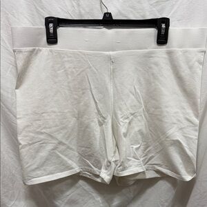 NWOT - Torrid Women's Cream Shorts